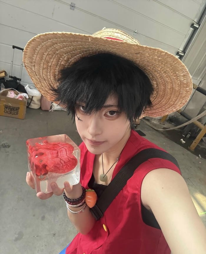 Bức ảnh luffy cosplay biểu cảm lạc quan
