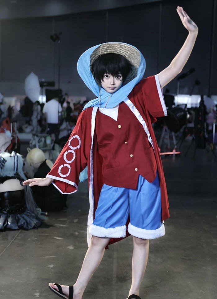 Bức ảnh luffy cosplay biểu cảm tinh nghịch