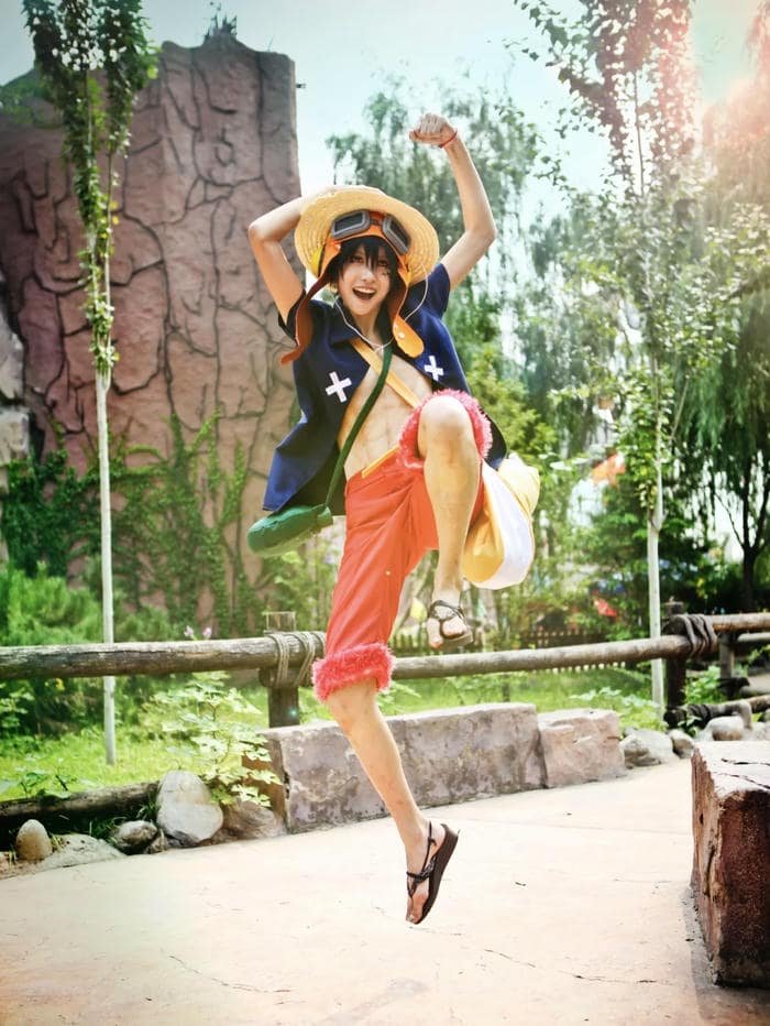 Bức ảnh luffy cosplay biểu cảm vui vẻ