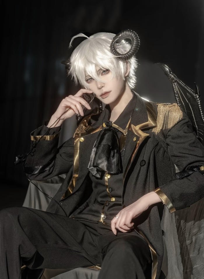 Bức ảnh nagi coóplay ngồi lạnh lùng