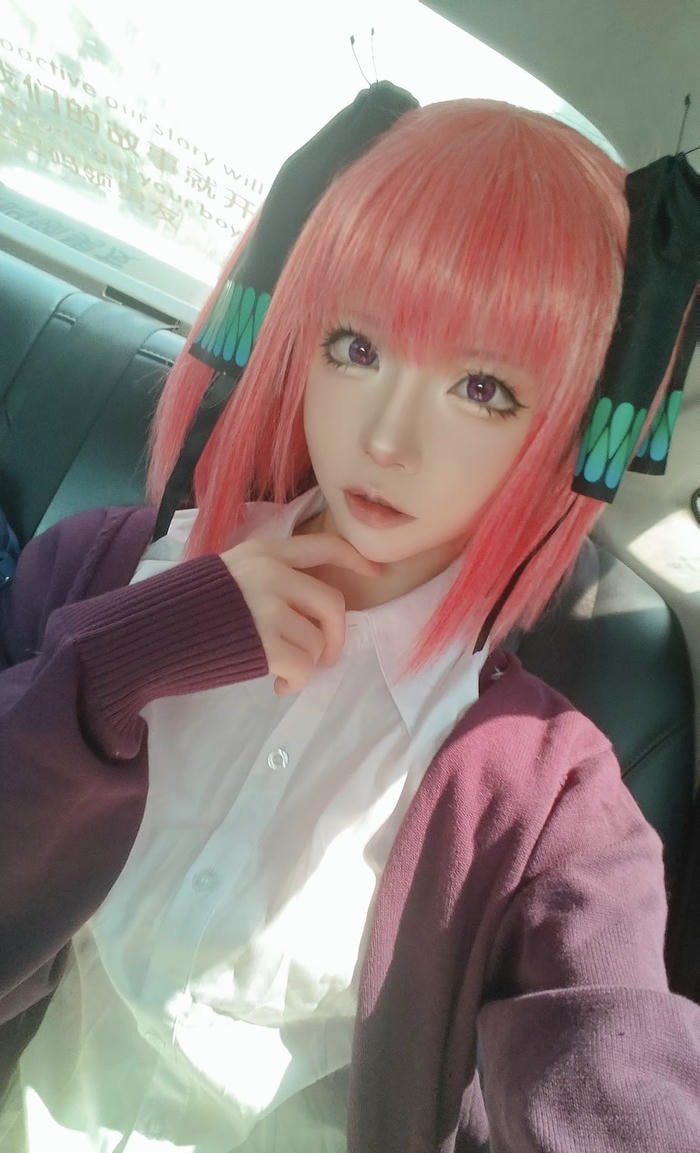 Bức ảnh nino nakano cosplay mái tóc hồng buộc ruy băng