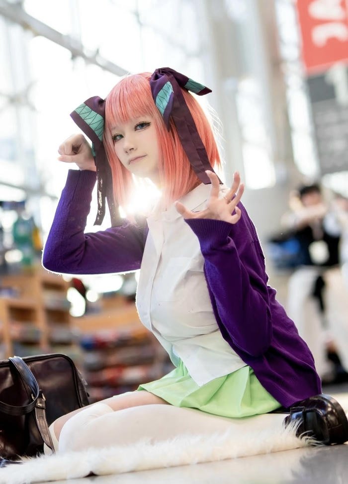 Bức ảnh nino nakano cosplay tạo dáng nhẹ nhàng nữ tính