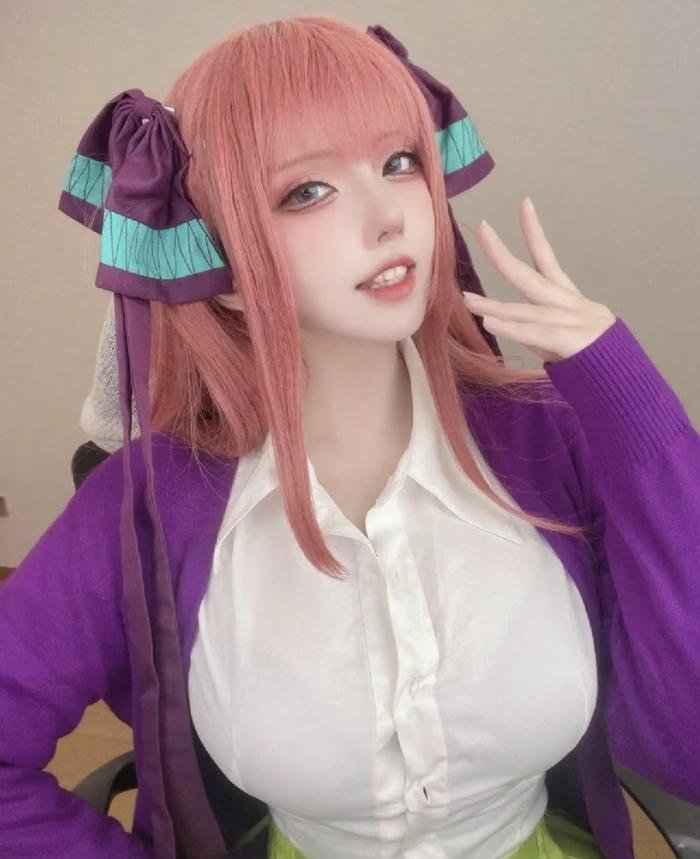 Bức ảnh nino nakano cosplay trang phục học sinh