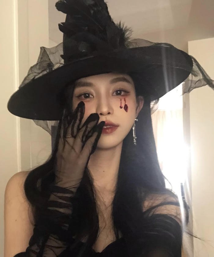 Bức ảnh phù thuỷ cosplay ánh nhìn lạnh