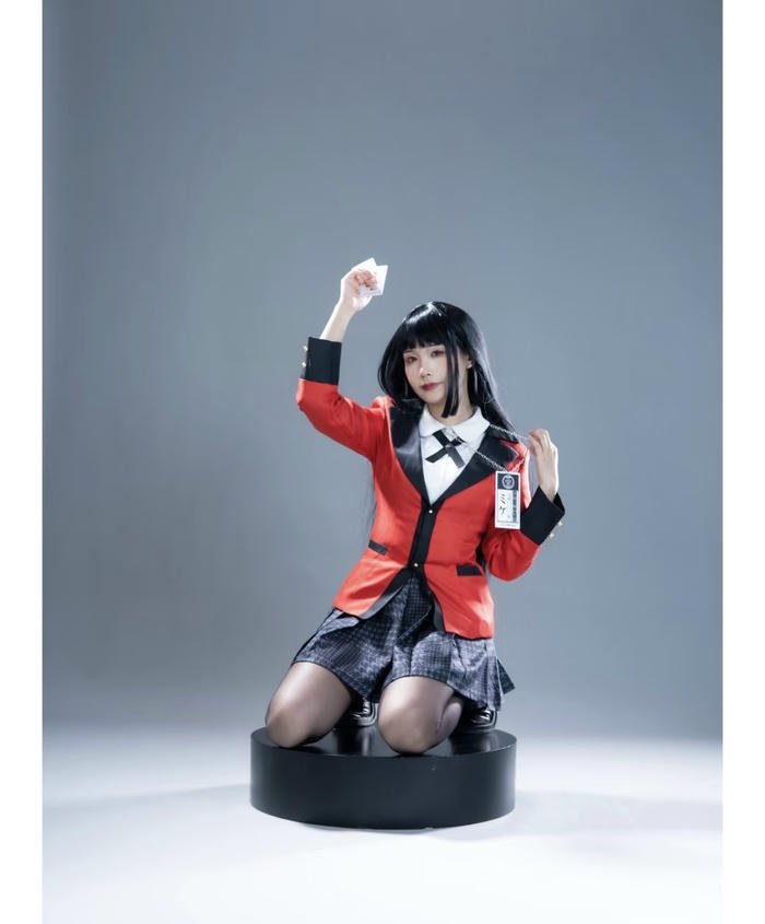 Bức ảnh yumeko cosplay biểu cảm tự tin đầy nguy hiểm