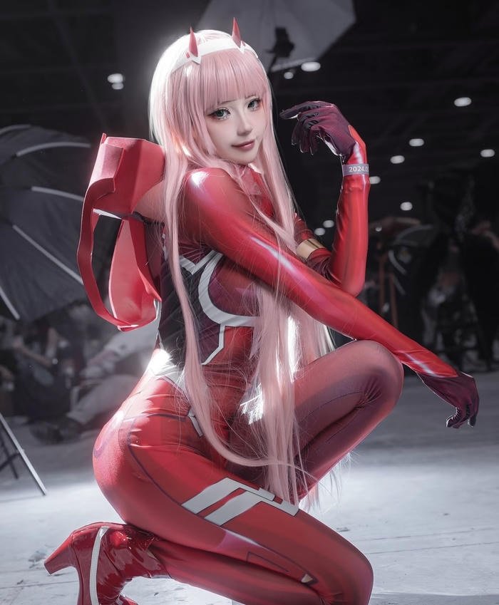 Bức ảnh zero two cosplay tạo dáng uyển chuyển