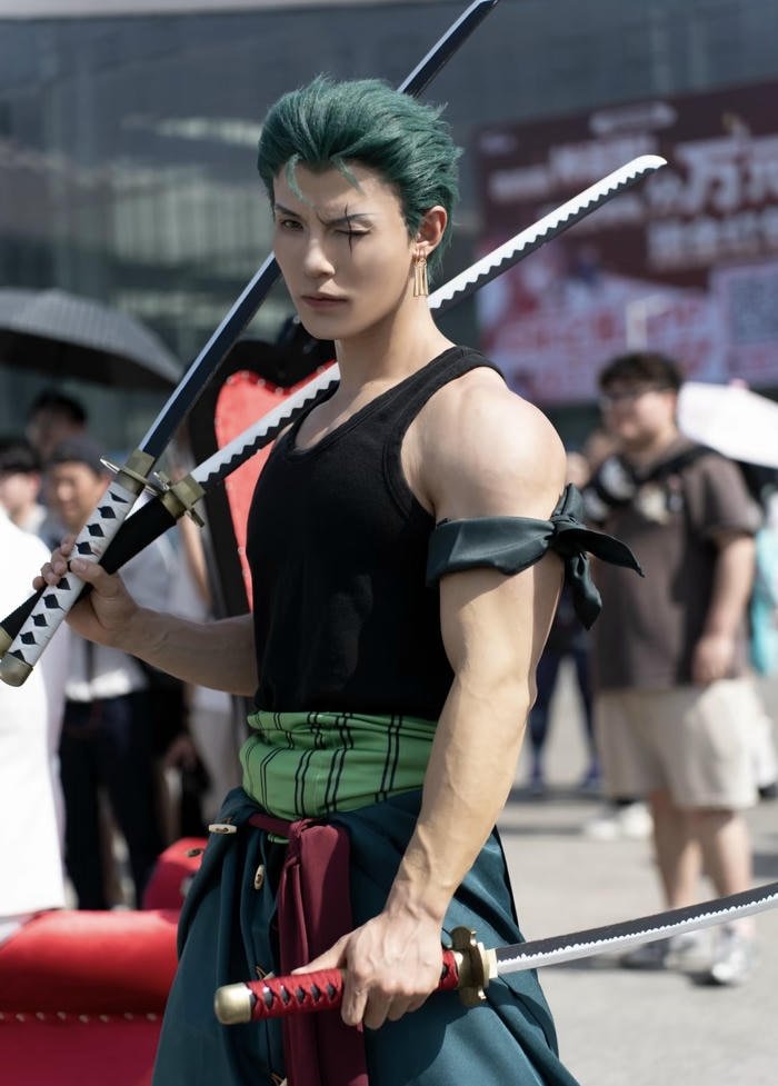 Bức ảnh zoro cosplay ánh mắt kiên định lạnh