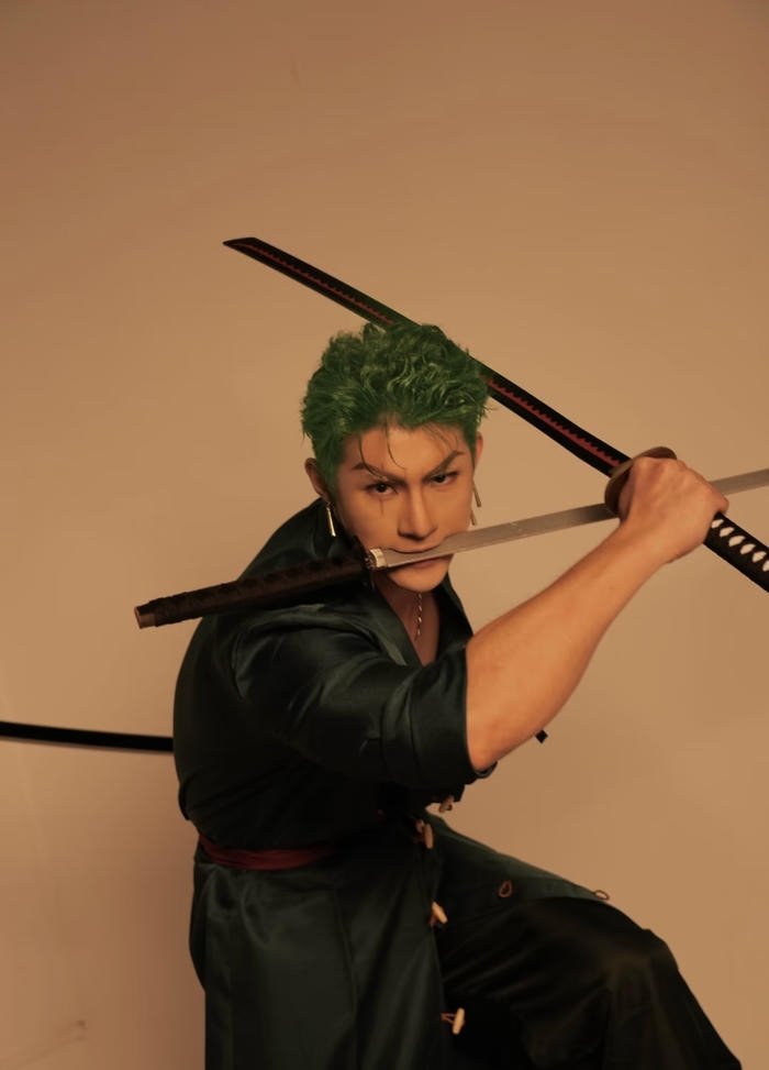 Bức ảnh zoro cosplay gương mặt góc cạnh mạnh mẽ