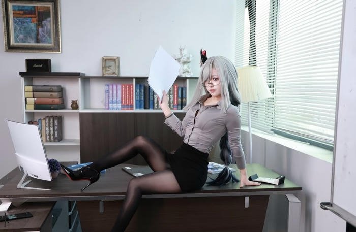 Bức hình cosplay thư kí cầm sổ tay