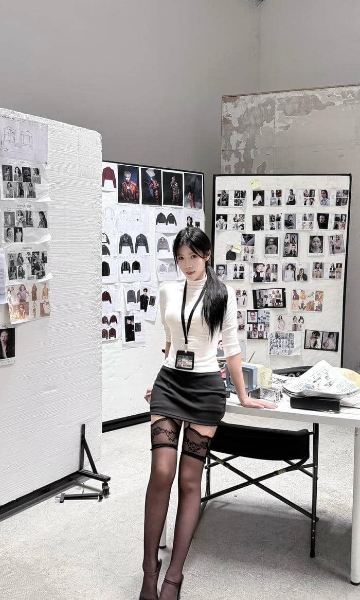 Bức hình cosplay thư kí dáng người mảnh mai