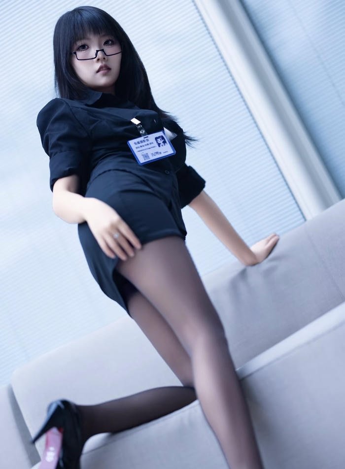 Bức hình cosplay thư kí đôi chân dài