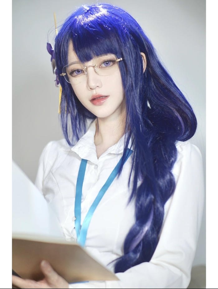 Bức hình cosplay thư kí đôi mắt xanh