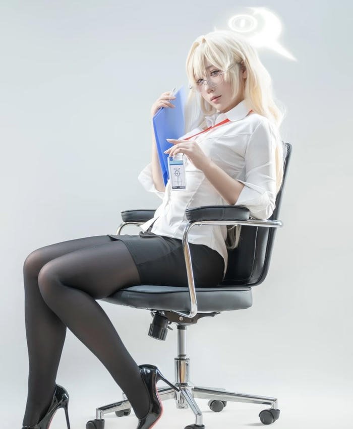 Bức hình cosplay thư kí thần thái