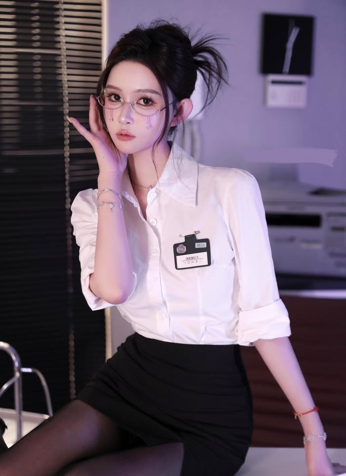 Bức hình cosplay thư kí tư thế đẹp mắt