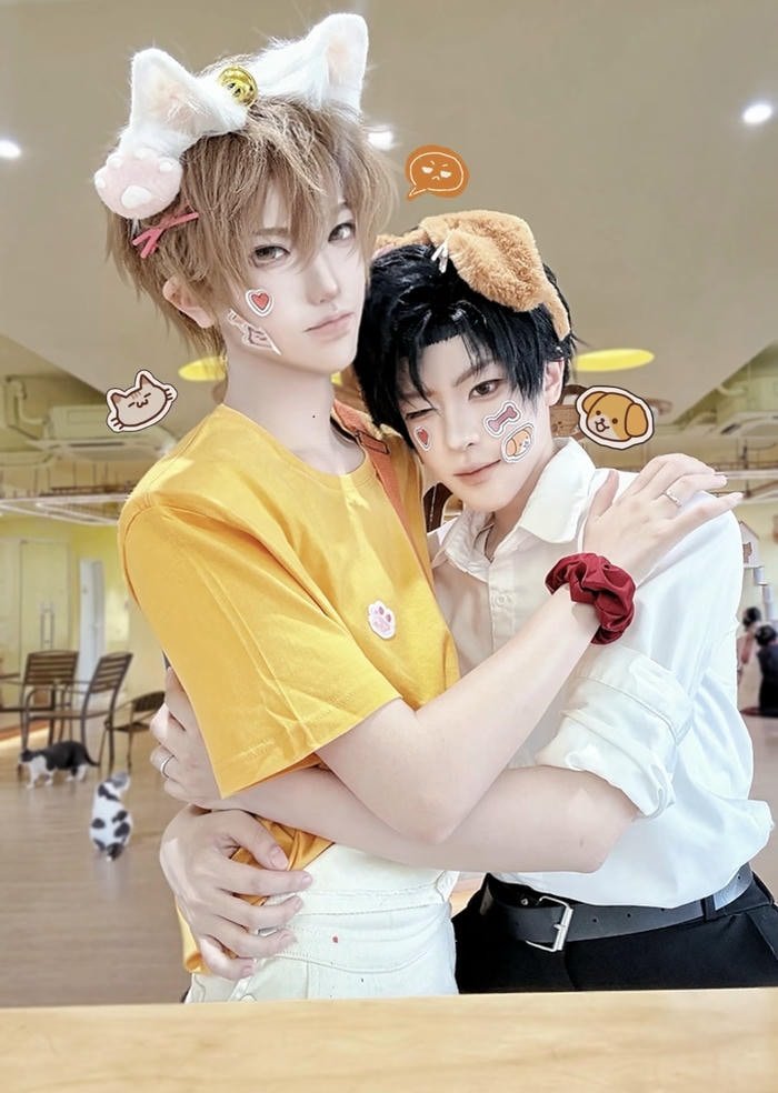 Cosplay đam mỹ 2 người ôm nhau