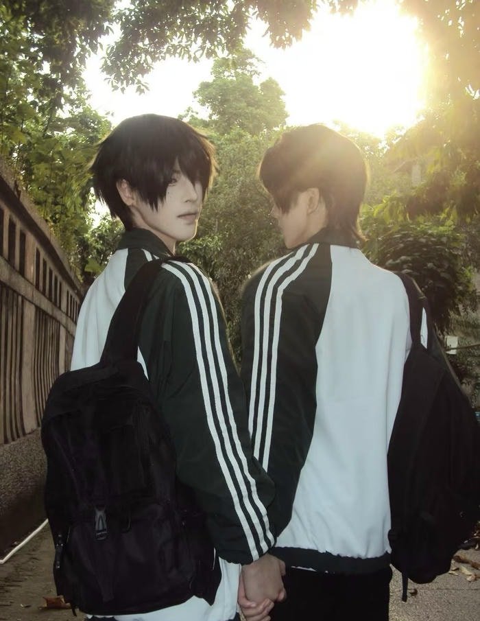 Cosplay đam mỹ đứng nắm tay nhau