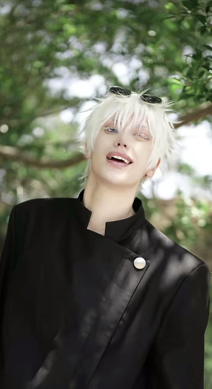 Cosplay gojo đang cười nét mặt vui