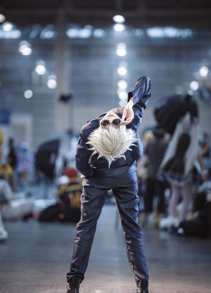 Cosplay gojo đứng dáng ngả người ra sau