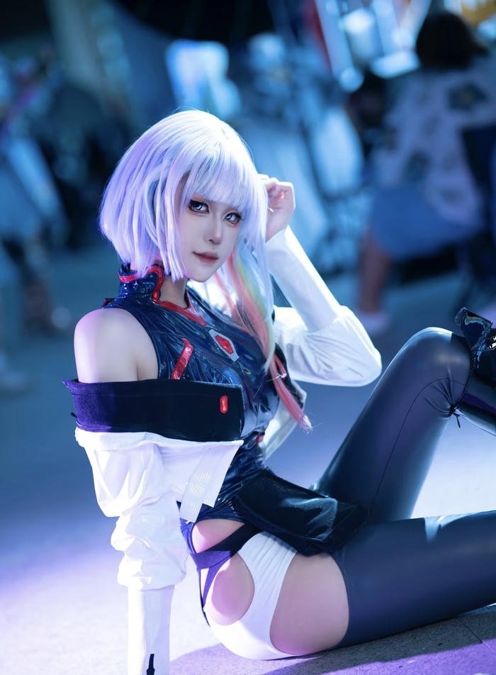 Cosplay lucy gái xinh đang ngồi