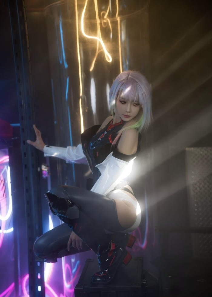 Cosplay lucy ngồi trong bóng tối