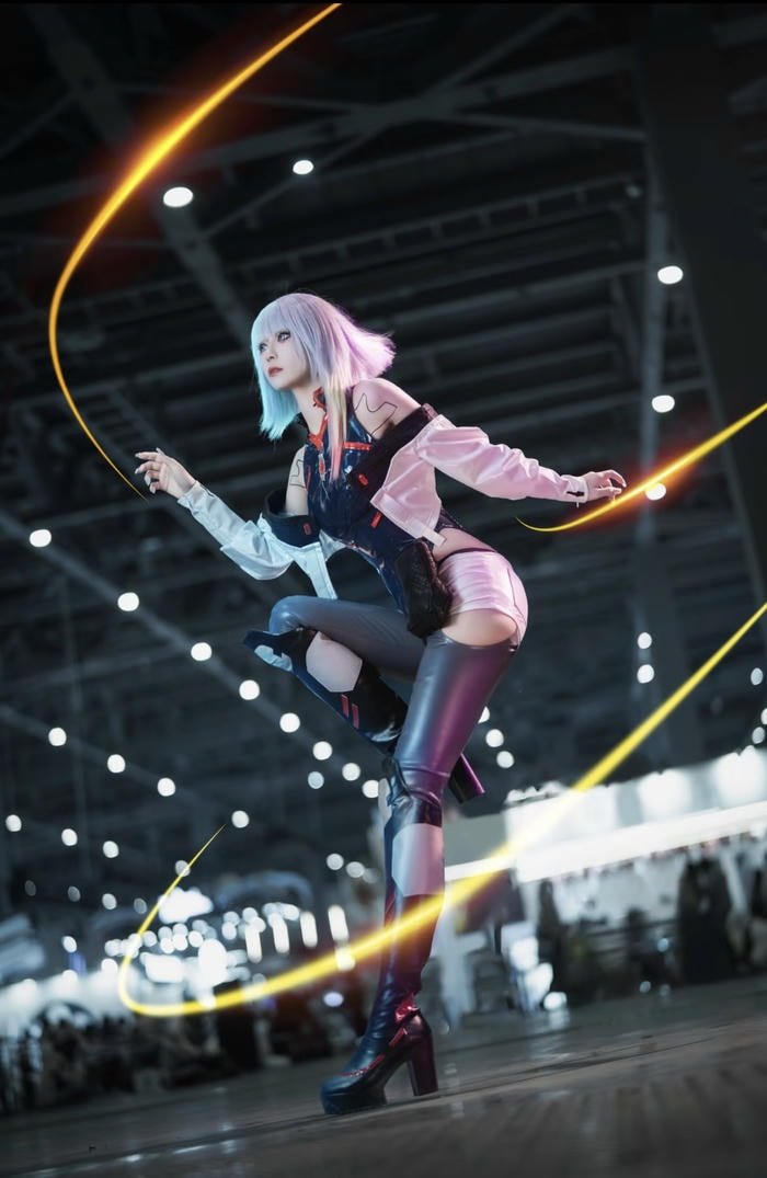 Cosplay lucy tạo dáng co 1 chân