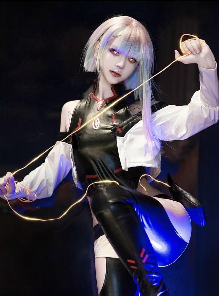 Cosplay lucy tạo dáng khoẻ khoắn