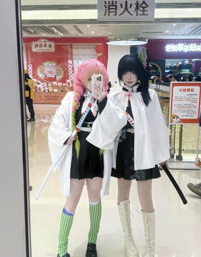 Cosplay luyến trụ ánh mắt long lanh cuốn hút