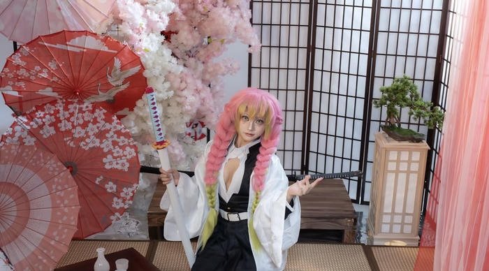 Cosplay luyến trụ mái tóc hồng xanh đặc trưng