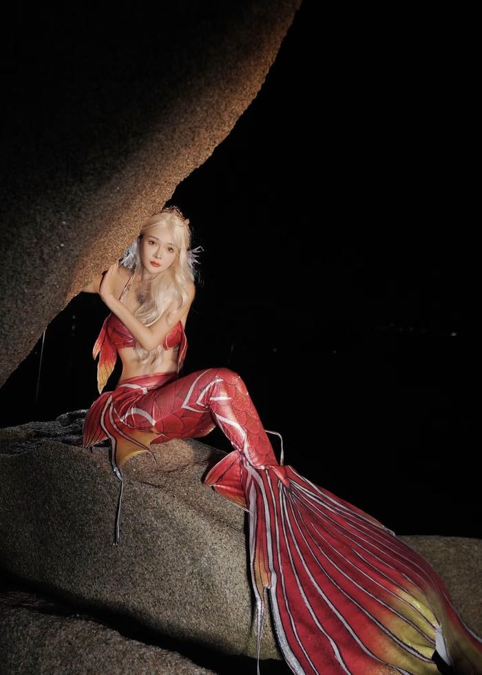 Cosplay nàng tiên cá biểu cảm ngọt ngào cuốn hút