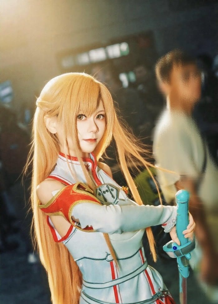 Cosplay nhân vật anime cầm kiếm