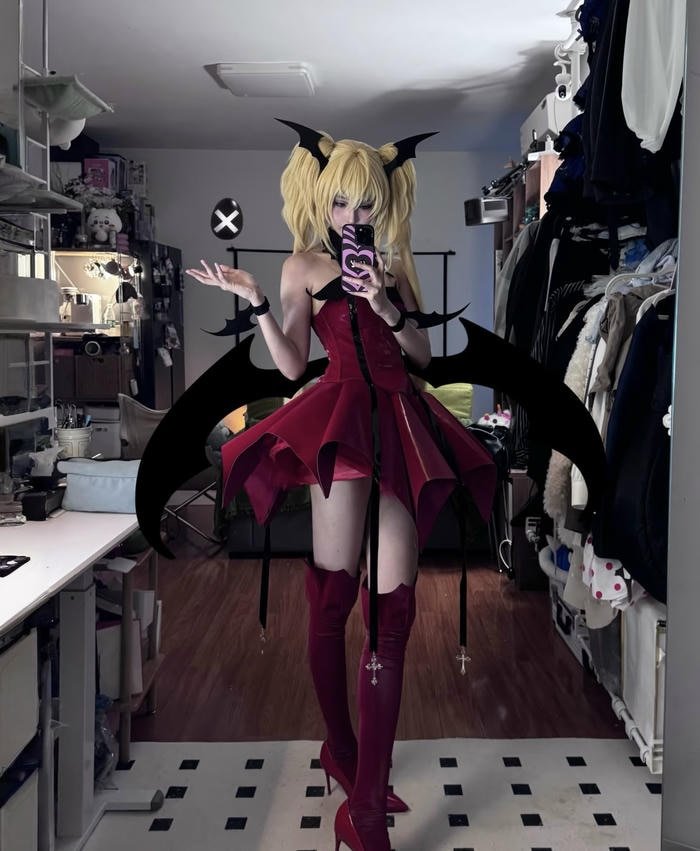 Cosplay nhân vật anime mặc váy đỏ