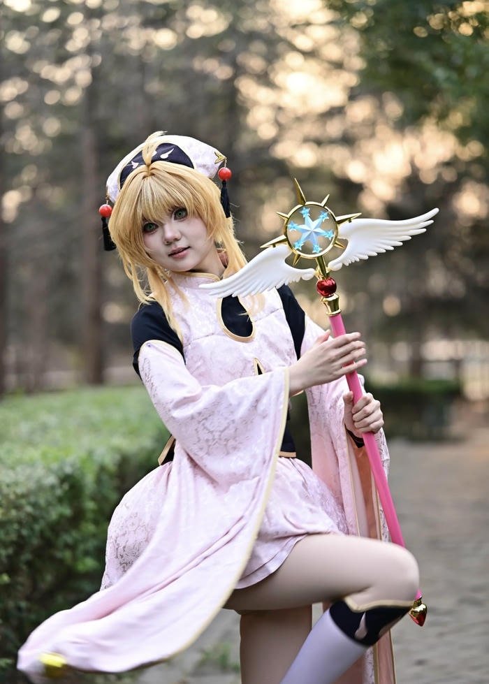 Cosplay nhân vật anime mặc váy hồng