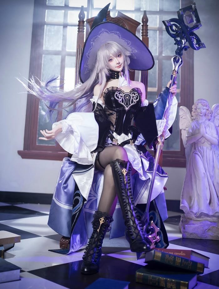 Cosplay nhân vật anime ngồi chống gậy