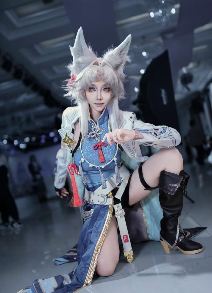 Cosplay nhân vật anime ngồi mạnh mẽ