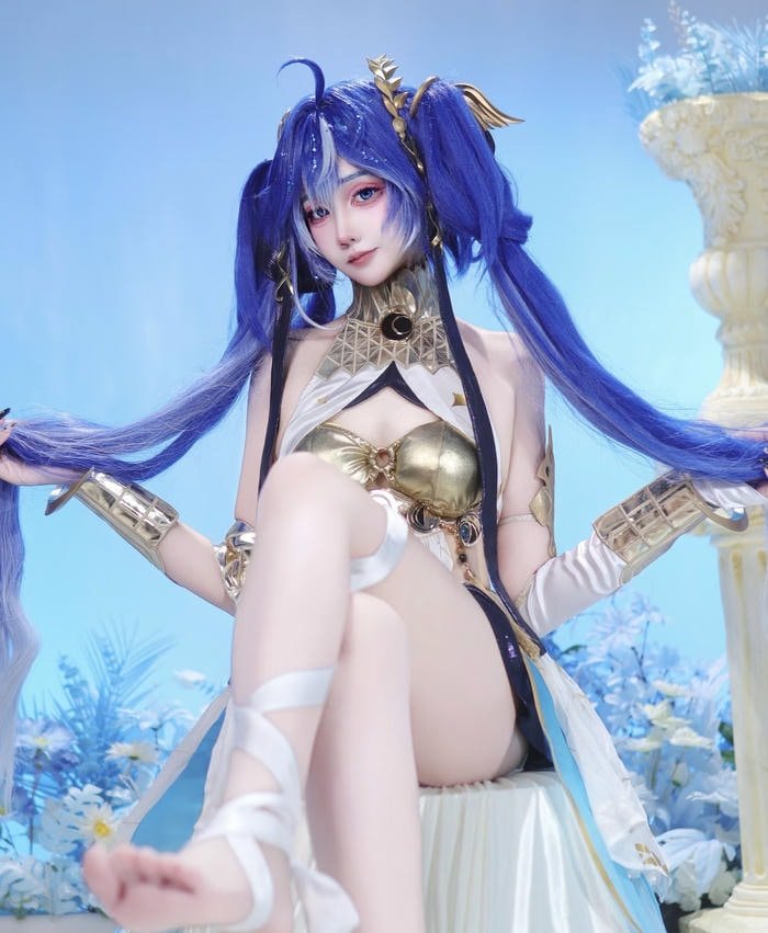 Cosplay nhân vật anime tóc tím dài