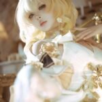 Cosplay nhân vật anime tóc vàng ngắn