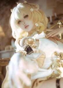 Cosplay nhân vật anime tóc vàng ngắn