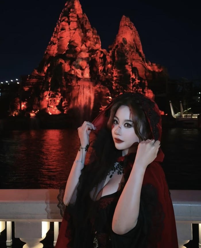 Cosplay phù thuỷ biểu cảm tĩnh