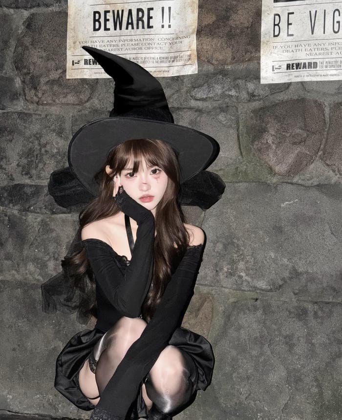 Cosplay phù thuỷ ngồi xổm