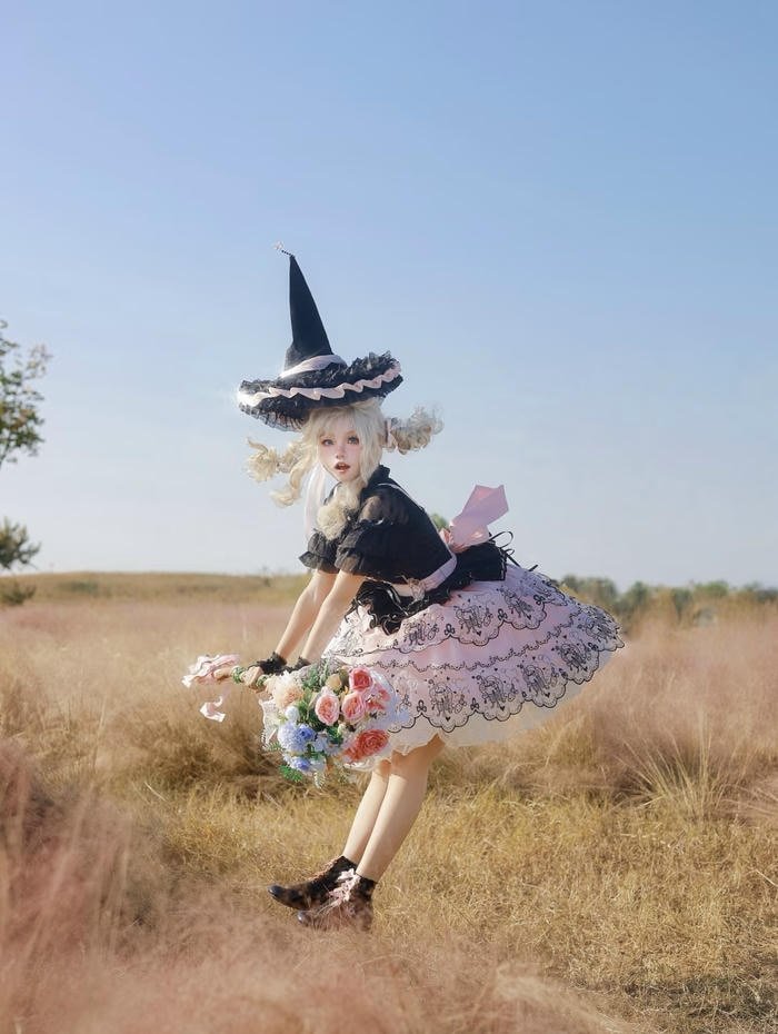 Cosplay phù thuỷ ở giữa cánh đồng