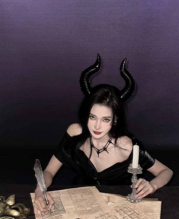 Cosplay phù thuỷ phong thái quyền lực