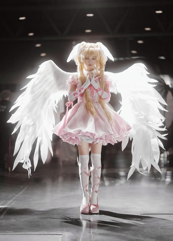 Cosplay thiên thần ánh mắt dịu dàng cuốn hút