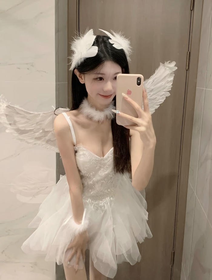 Cosplay thiên thần biểu cảm hiền hòa đáng yêu