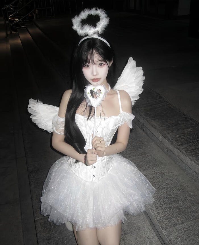 Cosplay thiên thần vóc dáng nữ tính thanh mảnh