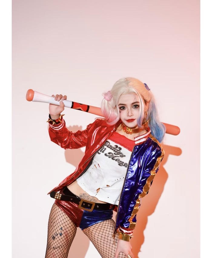 Harley quinn cosplay ánh nhìn tinh quái cuốn hút