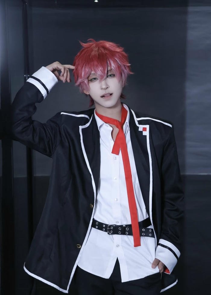 Hình ảnh cosplay anime nam dáng đứng tự tin