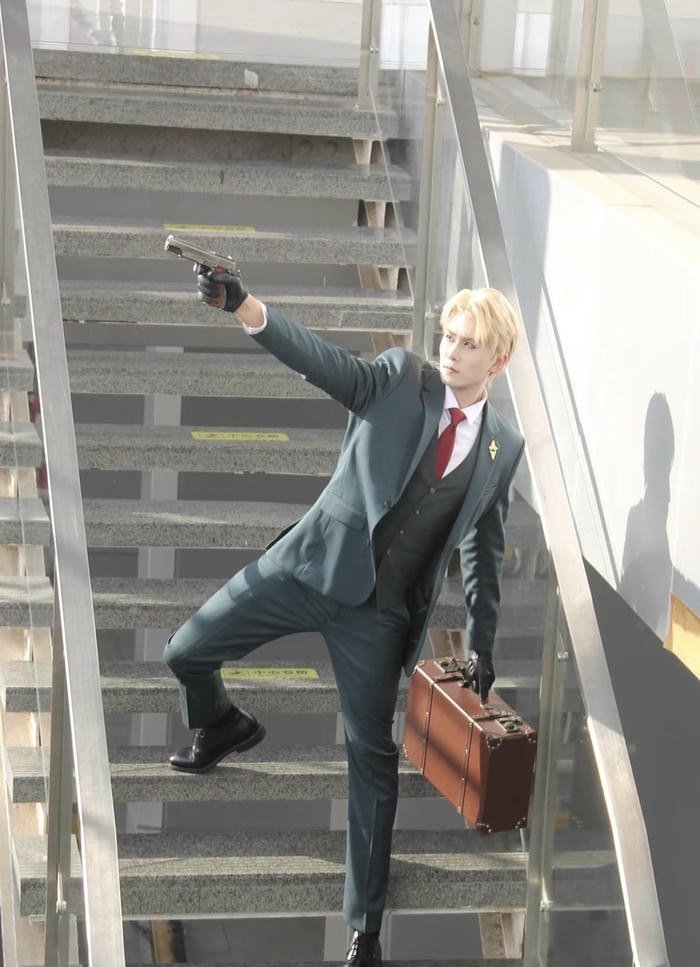 Hình ảnh cosplay anime nam dáng đứng vững vàng