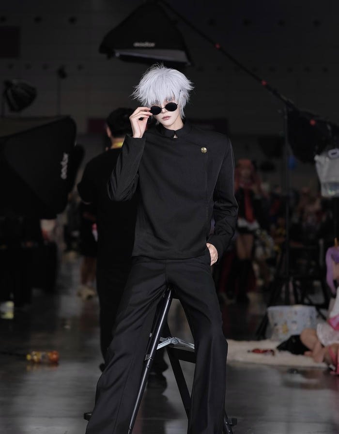 Hình ảnh cosplay anime nam dáng người cao lớn