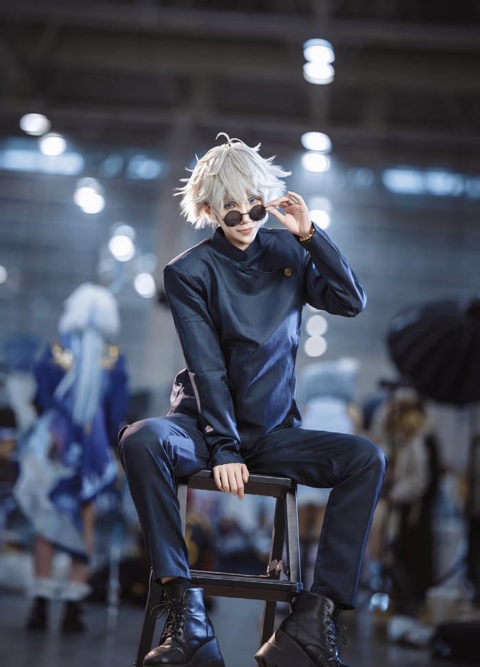 Hình ảnh cosplay gojo phong thái tự tin
