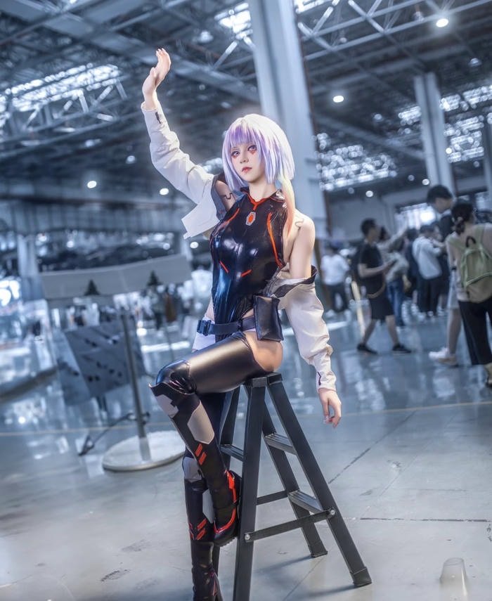 Hình ảnh cosplay lucy ngồi khoe chân dài